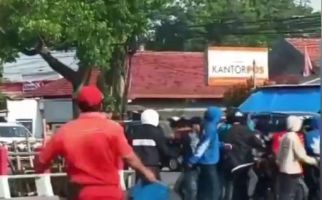 Oknum Pendekar Berpakaian Hitam Keroyok Pemuda Hingga Babak Belur di Jombang - JPNN.com