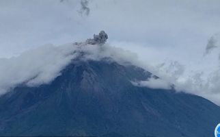 Masih Berstatus Waspada, Gunung Semeru Erupsi Lagi, Tinggi Letusan 700 Meter di Atas Puncak - JPNN.com