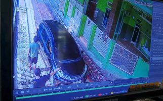 Pengendara di Palembang Ini Diduga Sengaja Melindas Sajadah, Aksinya Terekam CCTV, Viral - JPNN.com