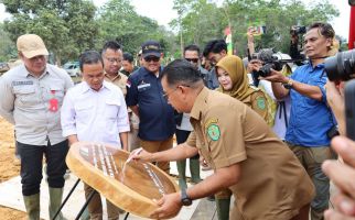 Kunker ke Wilayah Utara, Pj Gubernur Kaltim Tinjau Bendungan Marangkayu - JPNN.com