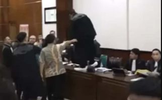 Sumpah Advokat Pengacara yang Naik Meja saat Sidang Kasus Horman Dibekukan - JPNN.com