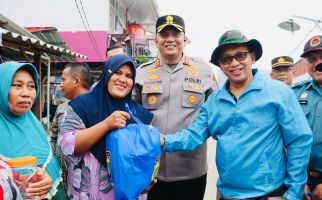 Kapolres Tanjung Priok Gelar Jumat Curhat dan Bagikan Sembako di Rumah Apung Muara Angke - JPNN.com