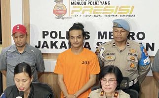 Jenguk Vadel di Polres Metro Jakarta Selatan, Umar Badjideh Bawa Cokelat dan Jajanan - JPNN.com