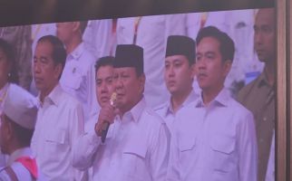 Cieee, Jokowi dan Gibran Kompak, Berdiri Mengapit Prabowo - JPNN.com