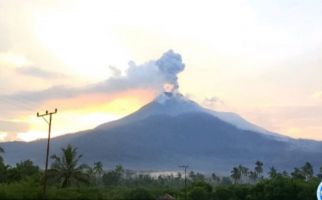 Gunung Lewotobi Laki-laki Erupsi Lagi, Lontarkan Abu Setinggi 900 Meter - JPNN.com