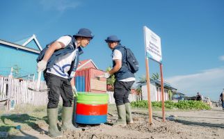 Patut Ditiru, Relawan Bakti BUMN Sapu Bersih Sampah di Pantai Lampu Satu Merauke - JPNN.com