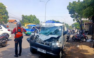 Kecelakaan Beruntun di Terusan Buah Batu Bandung, Sopir Terjepit Dasbor - JPNN.com