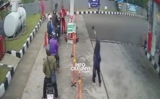 Heboh Mak-Mak Bawa Celurit Kejar Petugas SPBU di Cinunuk Bandung - JPNN.com