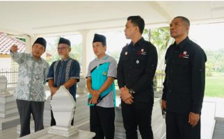 Yayasan Merah Putih Peduli Nyekar di Makam RM Margono Djojohadikusumo - JPNN.com