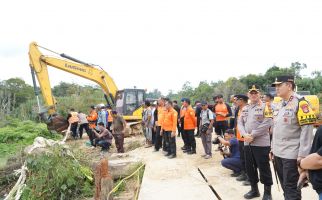 Irjen Iqbal Tempuh 3 Jam ke Lokasi Truk Tercebur di Sungai Segati, 9 Orang Masih Dicari - JPNN.com