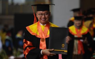 Wakil Ketua MPR Eddy Soeparno Raih Cum Laude dan Menjadi Wisudawan Terbaik FISIP UI - JPNN.com