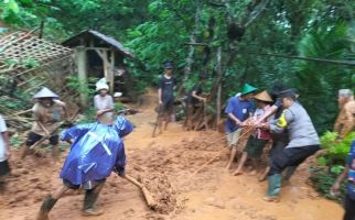 Diterjang Longsor, 1 Rumah Warga di Pacitan Rusak Parah - JPNN.com