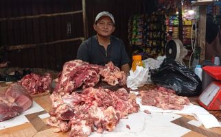 Penjualan Langsung Sepi, Pedagang Daging Sapi di Pasar KM 5 Palembang Berjualan Online - JPNN.com