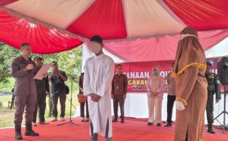 Kejari Aceh Timur Eksekusi 2 Pelaku Judi dengan Hukuman Cambuk - JPNN.com