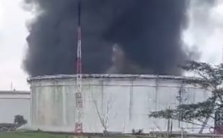 Asap Hitam Membubung Tinggi dari Kebakaran Kilang Cilacap, Pertamina Beberkan Awal Mula Percikan Api - JPNN.com