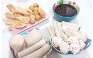 Pempek Tetap jadi Menu Andalan Warga Palembang Saat Berbuka Puasa - JPNN.com