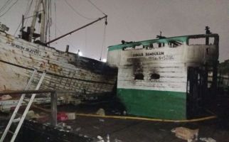 2 Kapal Terbakar di Pelabuhan Sunda Kelapa, Kerugian Tembus Rp 500 Juta - JPNN.com