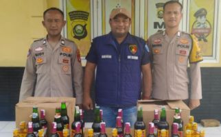 Razia di Warung, Polisi Amankan Puluhan Minuman Keras - JPNN.com