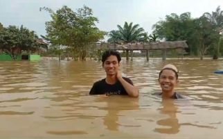 Banjir Merendam Ponpes Darul Ulum, 2 Santri Tetap Tersenyum - JPNN.com