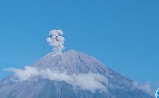 Gunung Semeru Erupsi, Tinggi Letusan Mencapai 1.100 Meter - JPNN.com