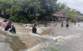 Banjir di Jalan Nelayan Rumbai Kian Parah, Warga Minta Pemerintah Memaksimalkan Bantuan - JPNN.com