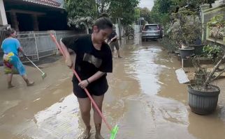 Rumah Keluarga Terendam Banjir, Ziva Magnolya Turun Tangan Membersihkan - JPNN.com