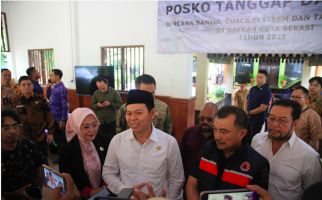 Ketua DPD RI Sultan B Najamudin Serahkan Bantuan untuk Korban Banjir di Bekasi - JPNN.com