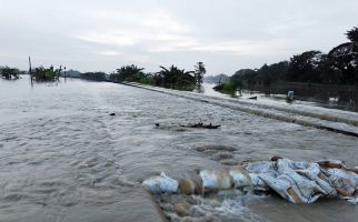 Banjir Merendam Rel, Kereta Semarang-Surabaya Lumpuh Total - JPNN.com