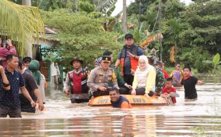 Banjir di Banyuasin, AKBP Ruri dan Bupati Askolani Bagikan Sembako untuk Masyarakat Terdampak - JPNN.com