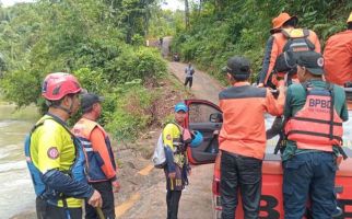 Seorang Anak Hilang Terbawa Arus Sungai di Tasikmalaya, Tim SAR Gabungan Lakukan Pencarian - JPNN.com