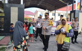 Polres Dumai Bagikan Takjil Gratis Sebagai Wujud Kepedulian kepada Masyarakat - JPNN.com