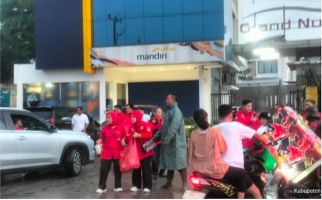 Gandeng Babinsa dan Bimaspol, Setya Kita Pancasila Bagikan Makanan Kepada Warga Terdampak Banjir - JPNN.com