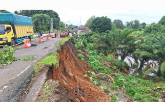 Jalan Lintas Musi Rawas-Musi Banyuasin Longsor, Kendaraan Besar Dialihkan ke Simpang Semambang - JPNN.com