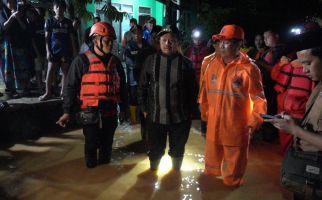 Terjun Langsung ke Cimanggung, Bupati Sumedang Pastikan Keselamatan Korban Banjir - JPNN.com