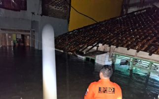 5 Sungai Meluap, Bandung Terendam Banjir, Ratusan Warga Mengungsi - JPNN.com