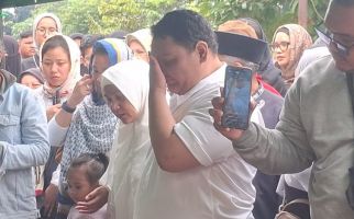 Pemakaman Mat Solar Berlangsung Haru, Anak Bungsu Tak Berhenti Menangis - JPNN.com