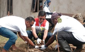 Sobat Aksi Ramadan 2025: 53 Relawan Pertamina Group Ikut Bersihkan Masjid di Sorong - JPNN.com