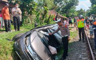 Mobil Tertabrak Kereta Api di Lebak, Lihat Kondisinya - JPNN.com