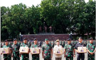 Panglima TNI Serahkan Paket Sembako Kepada Prajuritnya Menjelang Idulfitri 1446 H - JPNN.com