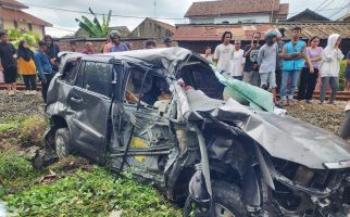 Mobil Ditabrak Kereta, Pasutri Tewas Seketika - JPNN.com