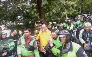 Menjelang Lebaran, Pak OSO & Kader Hanura Bagikan Ribuan Paket Sembako ke Warga - JPNN.com