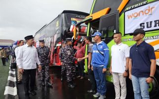 BAZNAS dan TNI AL Berangkatkan Pemudik Gratis dengan KRI Banjarmasin 592 - JPNN.com