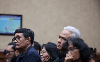 Semangati Hasto, Ganjar Hadir di Pengadilan Tipikor - JPNN.com