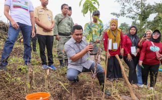 Tanam 1.000 Bibit Pohon di Kawasan Waduk Logung Kudus, Taj Yasin Ingatkan Perawatan - JPNN.com
