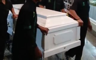Jenazah Ricky Siahaan Tiba di RSPAD, Keluarga Tegar Mengantar ke Ruang Persemayaman - JPNN.com