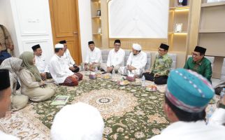 Gus Imin Berhalalbihalal dengan Kiai Azaim dan Nyai Ju di Sukorejo - JPNN.com