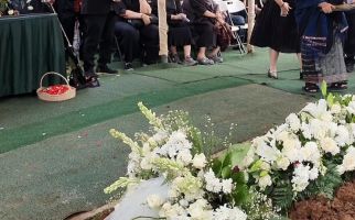Potret Gitar Hitam Kesayangan Ricky Siahaan Dampingi Proses Pemakaman   - JPNN.com