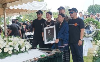 3 Berita Artis Terheboh: Suasana Haru di Pemakaman Bunda Iffet dan Ricky Siahaan - JPNN.com