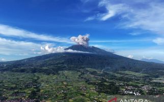 Gunung Marapi di Sumbar Dilaporkan Mengalami 3 Kali Erupsi - JPNN.com