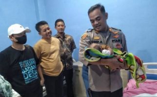 Bayi Perempuan Dibuang di Depan Rumah Warga Bekasi - JPNN.com